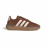 Championes Adidas modelo Barreda Decode, de diseño urbano inspirado en el fútbol tradicional. Presentan una combinación de tonos marrones con las icónicas tres bandas laterales en color crema. Cuentan con puntera en T, empeine textil y de piel, y una distintiva suela de goma translúcida.