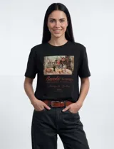 Remera blanca de manga corta con estampado frontal de temática italiana que incluye la frase "La dolce vita", peces, una copa de vino y frutas.