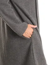 Cardigan largo de tejido de punto suave, color gris, con cuello con caída fluida, mangas largas con hombros caídos y bolsillos laterales discretos.