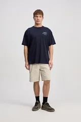Remera oversize azul marino de algodón, con diseño amplio y gran estampa geométrica multicolor en la espalda de la marca Mistral.