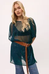 Vestido corto de poliéster color verde azulado, con escote en la espalda y tiras finas para ajustar.