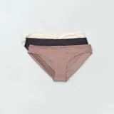 Pack de tres braguitas clásicas de algodón en color beige, negro y rosa, con detalle de encaje en los bordes.