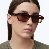 Lentes de sol con marco cuadrado de diseño retro en estampado carey y cristales polarizados en color marrón.