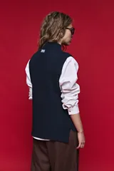 Chaleco de punto liviano color azul marino, con cuello alto y diseño sin mangas de silueta relajada.