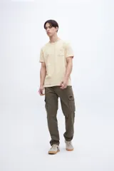 Remera color beige claro de manga corta con bolsillo en el pecho.