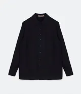 Camisa básica de crepé color negro, con cuello inglés, mangas largas y abotonado frontal.