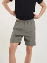 Bermuda deportiva color marrón, con corte recto, bolsillos laterales y cintura elástica.