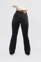 Pantalón de jean negro de tiro alto con corte oxford y botamanga acampanada.