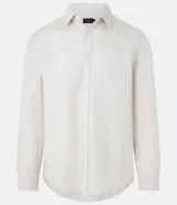 Camisa de manga larga confeccionada en tricolina de algodón, con cuello inglés, cierre frontal de botones y puños abotonados. Diseño liso y versátil.