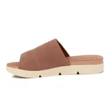 Sandalia Beira Rio tipo chinela de mujer, en color rosa claro, con capellada de tejido de punto y suela plataforma dentada en tono beige.