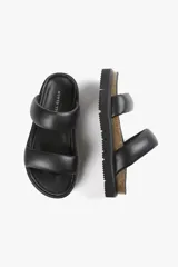 Sandalias negras con doble tira ancha acolchada, base anatómica y plataforma liviana con suela antideslizante.