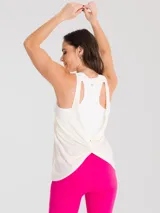 Musculosa deportiva de color blanco, con cuello redondo y espalda estilo nadadora. Presenta un diseño de calce regular con tejido de secado rápido.