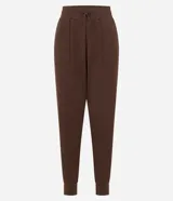 Pantalón deportivo tipo jogger de la marca Get Over, confeccionado en una mezcla de poliéster, modal y elastano. Presenta cintura elástica con cordón de ajuste, bolsillos delanteros amplios y puños elásticos en los tobillos.