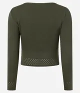 Blusa corta de punto color verde militar, con escote canoa y mangas largas. Presenta un diseño con textura perforada en el ruedo y en los puños.