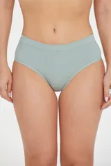 Pantie color verde agua con estructura acanalada.