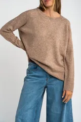 Sweater de tejido de punto color bordó, con cuello redondo, mangas largas y puños acanalados. Presenta un diseño de corte recto y textura suave.