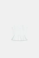 Top blanco de escote cuadrado y tirantes finos, con corte ajustado en el busto y un bajo con volado tipo peplum.