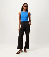 Body básico color azul, sin mangas, con escote halter y ajuste ceñido al cuerpo. Confeccionado en poliamida con elastano.