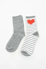 Par de medias de caña media, una lisa color gris y otra a rayas horizontales blancas y grises con un corazón rojo en el tobillo.
