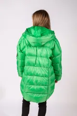 Campera puffer de corte oversize y diseño acolchado, color verde vibrante. Cuenta con capucha integrada, cierre frontal completo con tirador personalizado y bolsillos laterales.