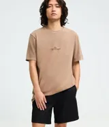 Bermuda masculina de sarga texturizada en color negro, con cintura elástica y ajuste mediante cordón. Presenta un corte regular, bolsillos laterales y un bolsillo trasero aplicado.