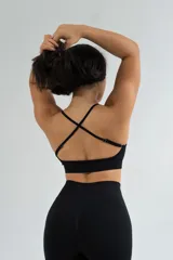 Top deportivo color lila, con breteles finos y espalda deportiva.