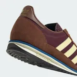 Championes Adidas Originals SL 72 OG, modelo de corte bajo con capellada de nylon bordó y superposiciones de gamuza marrón, con las tres tiras clásicas en color crema y suela dentada.