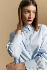 Camisa verde oliva de manga larga, confeccionada en algodón y con botones de nácar.