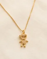 Collar de bronce dorado con cadena fina y dije en forma de silueta de niño adornado con circónias.