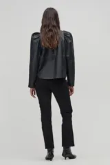 Camisa negra de cuero de oveja con mangas largas abullonadas.