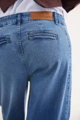 Pantalón de jean con corte recto y tiro medio-alto, de calce relajado y diseño clásico en color azul medio.