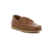 Zapato náutico de cuero marrón, con costuras contrastantes en color crema y suela de goma color caramelo. Presenta cordones de cuero que pasan por ojales metálicos y un pequeño logo bordado en el lateral.