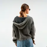 Campera de punto tipo hoodie con cierre frontal, capucha y bolsillos delanteros, con diseño holgado (boxy fit) y detalles desgastados en los bordes. Marca Scuffers.