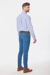 Pantalón de jean skinny celeste con spandex, tiro medio y corte ajustado.