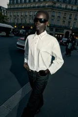 Camisa corta blanca de popelín con cuello solapa decorado con abalorios joya, manga larga y cierre frontal de botones.