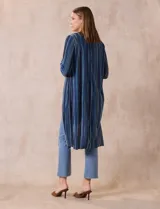 Cardigan largo plisado con estampado a rayas verticales en tonos azules.