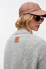 Cardigan de punto gris, de corte holgado y diseño abierto, con mangas largas y terminaciones en tejido acanalado.