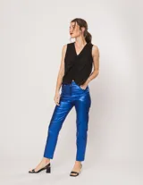 Musculosa blanca de lino con escote en V y detalle drapeado en el centro.