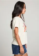 Remera color crema de algodón con estampado retro de cartas de póker, arcoíris y la frase "Viva Las Vegas".