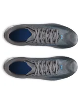 Championes de fútbol Under Armour Shadow Select 3 FG, color gris con detalles en azul brillante y suela con tapones cónicos.