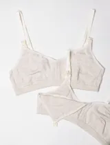 Pack de dos soutienes maternales de algodón con diseño ergonómico para lactancia. Presentan broches de acceso rápido en los breteles, contorno reforzado y suave, y breteles regulables.