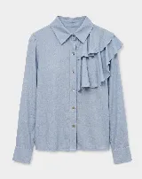 Camisa de manga larga color celeste, con cuello clásico y detalle de volado asimétrico en el frente. Cierre frontal con botones.