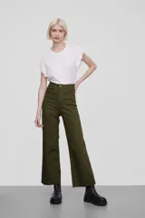 Pantalón de jean negro, de corte ancho y tiro alto, con ruedo deshilachado.