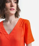 Vestido corto Marfinno de viscolino color naranja, con escote en V, mangas cortas y detalle lateral en los bolsillos.