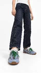 Zapatilla urbana de cuero en color tostado, con diseño liviano, mezcla de texturas y cordones intercambiables.