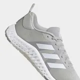 Championes de entrenamiento Adidas modelo Everyset en color gris con las tres tiras laterales en blanco. Presentan un exterior de malla transpirable, mediasuela de EVA de doble densidad para mayor estabilidad y suela de caucho con tracción multidireccional.