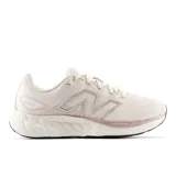 Championes de running New Balance modelo 680 V8, color crema con detalles en plateado y suela blanca con tecnología Fresh Foam.