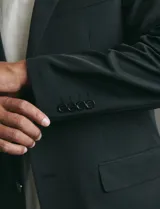 Traje de corte slim fit compuesto por saco de dos botones y pantalón de vestir a juego. Presenta una silueta entallada y moderna.