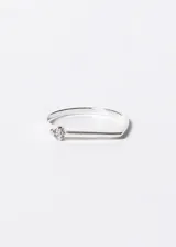Anillo de plata 925 con diseño minimalista y una pequeña zirconia engarzada.