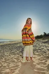 Cárdigan tejido a mano en 100% lana con diseño en zigzag y cierre frontal.